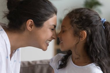 Sevgi dolu Hintli bir anne ve sevimli küçük bir kız çocuğu şefkatle sarılıyorlar, minnettarlık, burun dokunuşu, sohbet, kahkaha. Annelik, ebeveynlik, anne-kız ilişkileri kavramı.