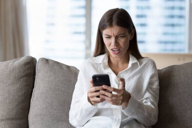 Kızgınlık, bin yıllık bir kızın internet başvurusu, yazılım işi, internet banka servisi başarısızlığı, kötü haberlerle mesaj okuması, akıllı telefon tutması, stres hissetmesi gibi sorunlarla karşılaşmasına neden oldu.