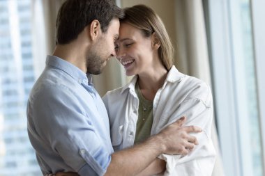 Şefkatli bir çiftin kucaklaşması, el ele tutuşması, apartman dairesinde durması, kucaklaşması, okşaması, sevgiyi ifade etmesi, yeni bir hayata başlaması ya da kiralık bir konutta yaşaması. İlişki, evlilik.