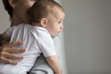 Çok ilginç. Güzel, komik bir bebek portresi. Hayatının ilk yılında anne kucaklaşmalarında kendini mutlu hisset. Güvenli bir ortamda büyüyen gözlerindeki şaşkınlığı bir kenara bırak. Boşluğu kopyala