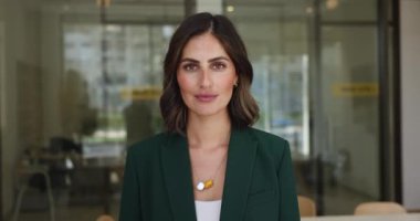 İspanyol portresi, şirket Ceo 'su, modern ofiste yönetici veya patron pozu veren, gülümseyen, kameraya bakan, profesyonellik, başarı ve beceri yayan. Kariyer, hırslar, iş büyümesi