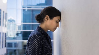 Stresli genç Hintli kadın yorgun, tükenmiş, yorgun, profesyonel kriz, sorunlar, iflasın eşiğinde. İş geliştirme arka planına sahip yan görünüm