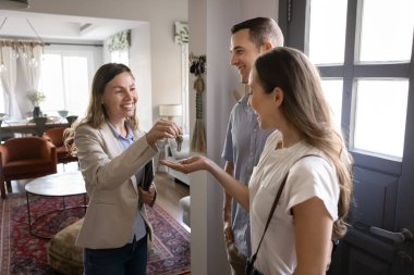 Mutlu başarılı emlakçı yeni ev sahiplerine ev aldıktan sonra anahtarı veriyor. Karı-koca mobilyalı konaklama