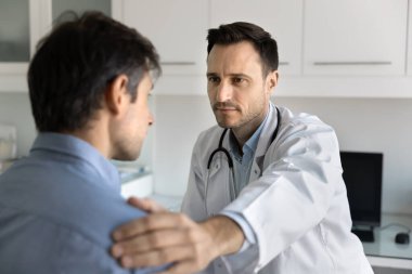 Ciddi bir bakım doktoru hastaların omzuna sempati, destek ile dokunuyor, testleri kötü sonuçlar veriyor, zor teşhis koyuyor, empati kuruyor, hayal kırıklığına uğramış bir adamı yatıştırıyor.