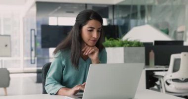Modern çalışma ortamında dizüstü bilgisayarını kullanan odaklanmış iş kadını, şirket çalışanı, edinilen belgeleri gözden geçirme, rapor hazırlama, iş postalarına cevap verme, bilgi için interneti tarama