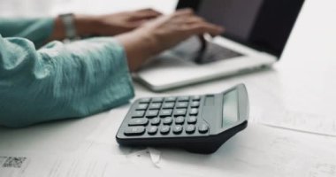 Modern dizüstü bilgisayar ve hesap makinesini kullanarak kadın ellerini kapat. Finans yönetimi, analiz etme, aylık gelir ve giderleri izleme, kırpılmış görüş. Tasarruf, yatırım ve vergiler