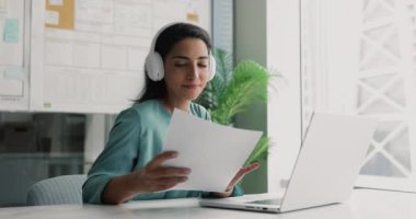 Latin iş kadını, ofis çalışanı masa başında oturup video görüşme, evrak işleri, proje detayları, mali veriler ya da beyanatlar, müşteri ya da meslektaşımla satış sonuçları hakkında tartışırlar.