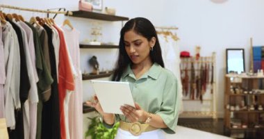 Moda mağazası çalışanı veya yöneticisi tablet kullanır, işletme ile ilgili görevleri yerine getirir, müşterilere yardım eder, günlük satışları izler, soruşturmalara cevap verir, uygulamayla çevrimiçi mağaza listelerini günceller