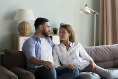 Mutlu 30 'lu yılların genç ev sahipleri birbirine aşık çiftler boş vakitlerini evde geçirirler, kanepede sohbet ederler, kaygısız hafta sonlarının tadını çıkarırlar, eşler kanepede oturup tatil planlarlar. Banka kredisi, romantik ilişki kavramı