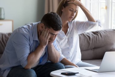 Stresli eşler aile maliyesini yönetiyor, harcamaları analiz ediyor, tasarruf ve bütçeyi kontrol ediyor, mortgage borçları, ödenmemiş faturalar, borç bildirimi yüzünden hayal kırıklığına uğramış görünüyorlar. Parasızlık, yüksek fayda kavramı