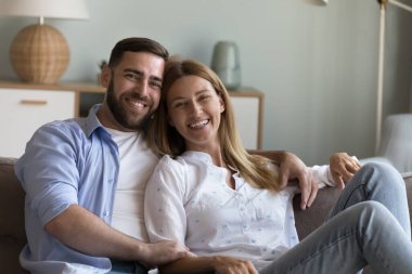 Birbirine aşık güzel bir milenyum çifti, kameraya poz veren karı koca koltukta ya da kiralık bir evde. Genç aile için sağlık sigortası veya banka kredisi, romantik ilişkiler, kira konsepti