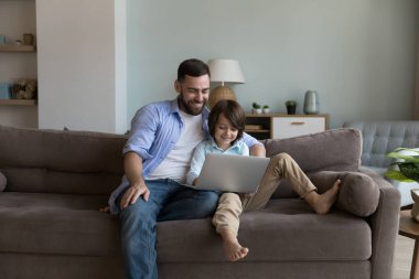 Baba ve oğul hafta sonları kanepede oturur dizüstü bilgisayar kullanır, evde dinlenir internette vakit geçirir, mal alır, internetten sipariş verir, çizgi film ya da aile filmlerini dijital yayın hizmetlerinde seçer. Teknoloji kavramı