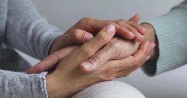 Çeşitli insanların el ele tutuştuğu, okşadığı, ekspres bakım yaptığı, rahatlık ve desteğin tadını çıkardığı videoları yakın çekim yapın. Sevgi dolu insanlar arasındaki empati, bağlantı ve duygusal bağ.