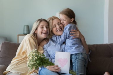 Küçük kız, annesi büyükannesini tatille tebrik ediyor. Orta yaşlı bir kadın doğum gününde ilgili aileden tebrik alır, sürprizin tadını çıkarır, çiçek ve kartpostal alır. Anneler Günün kutlu olsun.