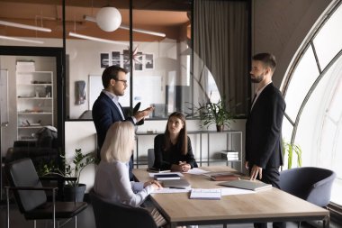 Proje yöneticileri, konferans odasında konuşan liderler, açıklama, arama sorunu çözümü, birlikte yaratıcı iş fikirleri üzerinde beyin fırtınası yapmak, toplantı odasında başlangıç stratejisi planlamak veya geliştirmek