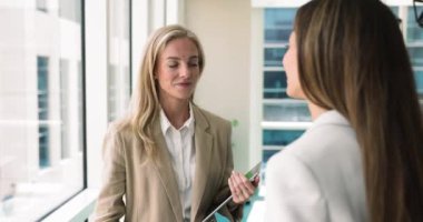 Mutlu, kendine güvenen, profesyonel bir kadın, minnettar bayan meslektaşıyla tokalaşıyor, danışmana teşekkür ediyor, iş danışmanlığı, destek, kapanış anlaşması, ortakla anlaşma yapıyor.