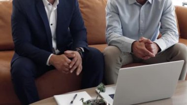 İki işadamı koltukta oturur, müzakerelere katılır, el sıkışma, ortaklık işareti, karşılıklı anlayış, başarılı tartışma, kapanış...