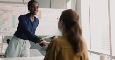 Kendine güvenen kadın başvuru sahibi şirket ofisine girer ve İnsan Kaynakları müdürünü selamlar, iş görüşmesine başlar, eğitim, nitelik ve profesyonel alanda deneyim konularında sorulara cevap verir. İşe alma