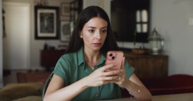 Genç bir kadın evinde oturmuş, akıllı telefondan haberleri okuyor, tatmin olmuyor, hayal kırıklığına uğruyor, kötü mesajlar alıyor, internette yapılan dolandırıcılık, cevapsız arama, ödenmemiş vergiler, ödenmemiş banka cezaları yüzünden hayal kırıklığına uğramış görünüyor.