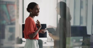 İşle ilgili veri analizi, performans raporları, proje sonuçları tartışmaları, strateji tartışmaları, ofiste birlikte durmak, el sıkışmak, tavsiyelere şükranlarını sunmak, takım çalışması