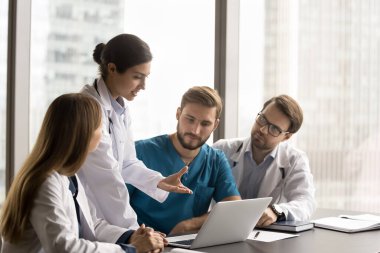 Bir grup çok uluslu doktor hasta davasını tartışmak, takım arkadaşlarının konuşmasını dinlemek, görüşlerini ifade etmek, toplantı odasında çalışmak, dizüstü bilgisayarları kullanmak, yeni platformları gözden geçirmek, çeşitli tıbbi konuları ele almak için bir araya geldiler.
