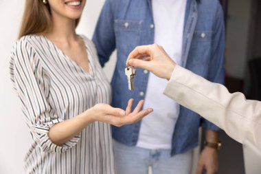 Emlakçıdan, emlakçıdan anahtar alan mutlu bir çift yeni mülk sahibi. Genç karı koca daire alıyor ya da kiralıyor, emlakçıyla görüşüyor. Kırpılmış atış