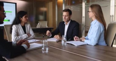 Yakışıklı İspanyol iş adamı, paydaş ya da personelle konferans masasında oturan profesyonel iş toplantısını yönetiyor, önemli nokta, proje detaylarını açıklıyor, bilgi veriyor ya da danışmanlık yapıyor