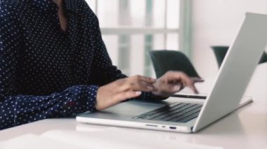 Ekin görünümlü, klavyede yazan kadın ellerini kapat, proje üzerinde çalışan serbest çalışan, sunum hazırlayan ya da web sörfü bilgilerini hazırlayan, internette vakit geçiren, e-posta atan, uzaktan iletişim kuran