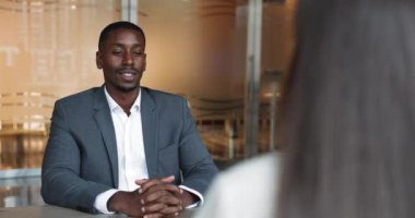 Afrikalı iş adamı, yönetim kurulunda masa başında oturan kadın meslektaşının elini sıkarak, ortaklık kuran partiler, şükran duygularını dile getirmek, karşılıklı çabaları veya tartışmalar sırasında yapılan katkıları kabul etmek