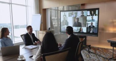 Video çağrı uygulaması kullanarak resmi tartışmalara katılan farklı iş adamları, ekranda çok ırklı profesyonellere bakın, müzakere edin, ortak iş ortaklığını uzaktan çözün. Dijital iletişim
