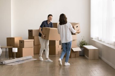 Milenyum karı ve koca, kişisel eşyalarıyla birlikte büyük karton kutuları boş, ferah oturma odalarına taşıyarak kendi dairelerine ulaşırlar. Yer değiştirme günü, banka kredisi ve ipotek, yeni ev
