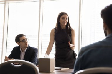 Gülümseyen Avrupalı bayan takım lideri, şirket üyesi, idari müdür resmi toplantı düzenledi, hissedarlarla müzakere yaptı, modern yönetim kurulunda toplandı, stratejiyi, planları ve hedefleri paylaştı