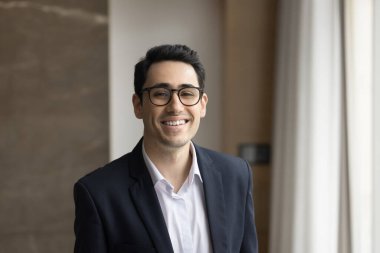 Resmi ceketli, güveni tam gülümseyen Arap işadamının profil fotoğrafı şirket albümü için kameraya bakıyor. Şirket erkek patronunun ya da antrenörünün portresi, iş başarıları, kariyer büyümesi.