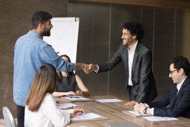 İki genç Arap işadamı resmi grup toplantısını modern yönetim kurulunda tamamladı. Karşılıklı saygı, güven ve takdirlerini dile getirdiler. Başarılı bir pazarlıktan sonra memnun oldular.