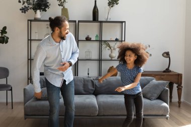 Mutlu hippi siyah baba Afrikalı kıza dans etmeyi öğretiyor. Neşeli baba ve tatlı anaokulu çocuğu müziğe taşınıyor, eğleniyor, gülüyor, partilerde eğlenceli aktif egzersizler yapıyor, şarkı söylüyor.