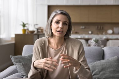 Sanal ağ. Kendine güvenen orta yaşlı kadın serbest çalışan danışman ev ofisinden müşteriye uzaktan tavsiye veriyor. Güzel, olgun bir bayan görüntülü konuşma yapıyor.