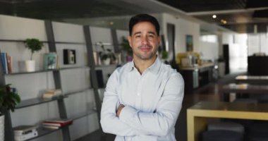 Latin kökenli genç iş adamının portresi, ya da günlük gülücük giymiş finans analisti, kameraya bakın, çağdaş çalışma alanında poz veriyor. Profesyonel ofis çalışanının baş fotoğrafı. Kariyer büyümesi