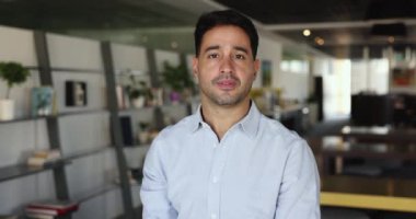 İspanyol işadamının portresi, İK müdürü boş başvuruyu karşıladı, el sıkışmak için kolunu uzattı, şirket müşterisini selamladı, müzakere sonuçlarından memnun kaldı. İş toplantısı
