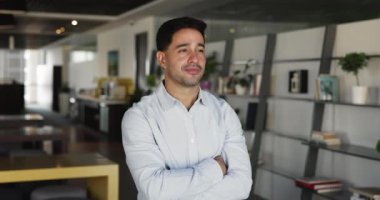 Modern ofiste kolları çaprazlanmış, gülümseyen, motive olmuş, kariyer gelişimi ile tatmin olmuş, liderlik yapan kendine güvenen bir adam. Pazarlama müdürü portresi ya da şirket yöneticisi.