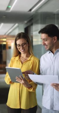 İş yerinde modern dijital tablet kullanarak takım çalışması yapan iki meslektaş, takım arkadaşı, üretken ve etkili iş akışı, belgelerdeki verileri kontrol etmek, proje satış sonuçlarını gözden geçirmek, fikirleri ve görüşleri paylaşmak