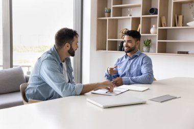 Takım arkadaşları yeni proje ya da kampanya için beyin fırtınası yapıyor, çalışma sürecini gözden geçiriyor, kurumsal hedefleri tartışıyor, zorlukları analiz ediyor ve çözümler buluyor, toplantı odasında yapılacak sunuma hazırlanıyorlar.
