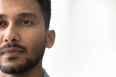 Cesaretle ileriye bak. Yakın plan çekimler, beyaz arka planda yakışıklı, koyu renk saçlı erkek yüzü. Şık saç kesimi olan, kendine güvenen, hırslı bir genç. Boşluğu kopyala