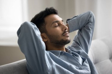 Rahatlamış hissediyorum. Kafa vuruşu sakin yakışıklı erkek rahat koltuğun arkasında dinleniyor gözleri kapalı meditasyon yapıyor stresten kurtuluyor evde huzurlu huzurlu anların tadını çıkarıyor.