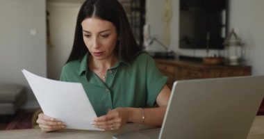 Masada dizüstü bilgisayarlı bir kadın, elinde bankadan gelen mektup ile mortgage kabulünü kutluyor, olumlu ya da heyecan verici haberler alıyor, yeni bir işin teyidini alıyor, tasarruf hedefine veya yatırım iadesine ulaşıyor