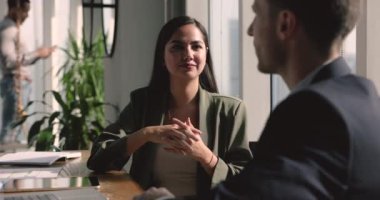 Birkaç İspanyol yönetici ofis masasında konuşuyor, proje, takım çalışması stratejisi, iş planı hakkında konuşuyorlar. Şirket ağı ve çevrimdışı iletişim için iş arkadaşları toplantısı