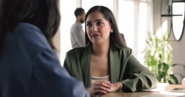 İspanyol profesyonel kadın konferans toplantısında iş arkadaşlarıyla konuşuyor. Arka planda bir ekiple masada oturuyor. Kariyer, iş deneyimi, soruları cevaplıyor.