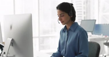 Şirin Latin Teknik Destek Ajansı veya müşteri hizmetleri kablosuz kulaklık takıyor ve müşteri gereksinimlerini e-posta, sohbet ve uzaktan profesyonel yardım ile mikrofon temsilcisi yanıtlıyor