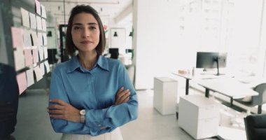 Çekici Brezilyalı kadın ofis çalışanı, işkadını ya da çalışanın modern çalışma sahasında tek başına duran, bağımsızlık ve profesyonellik saçan bir ofis portresi.