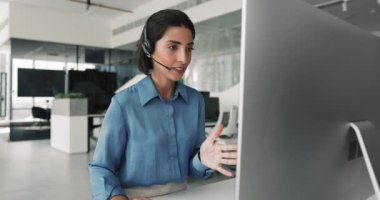 Potansiyel müşterilere arama yapan çağrı merkezi kadın çalışanı, teknik destek, profesyonel uzaktan yardım, görevleri koordine etmek ve güncellemeleri paylaşmak için ekip üyeleriyle iletişim