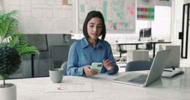 Akıllı telefonlar, basılı raporlar ve dizüstü bilgisayarlarla odaklanmış Latin kadın raporları, çizelgeler ve şemalarla gözden geçirme, satışları ve proje ilerlemesini analiz etme, dijital araçlar kullanma, beyin fırtınası, planlama